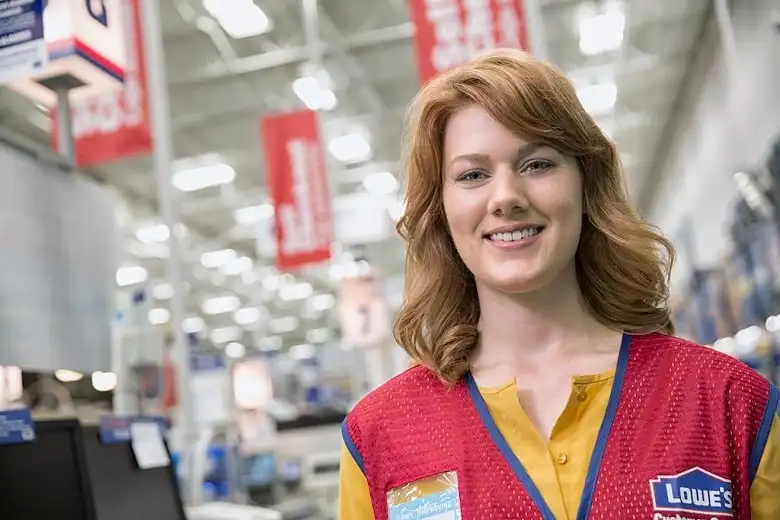 what benefits does lowe's offer to cashiers